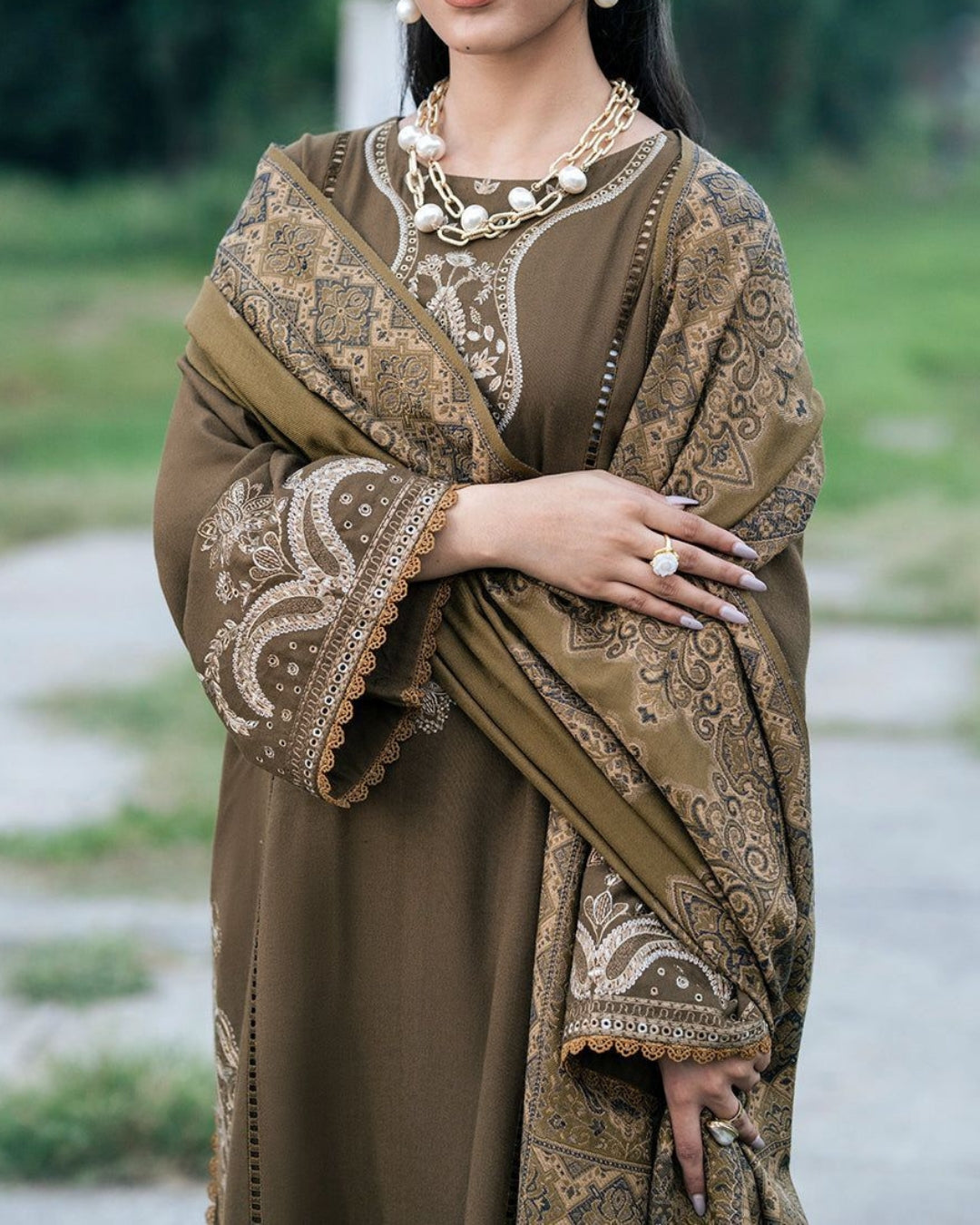 IZEL – 3PC UNSTITCHED DHANAK EMBROIDERED SUIT